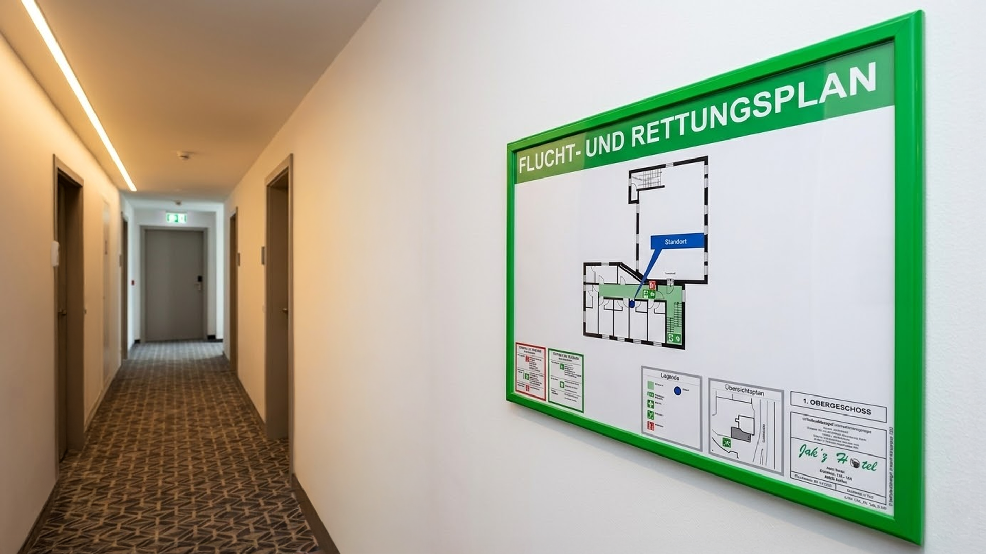Flucht- und Rettungsplan ausgehängt in einem Hotel-Flur.